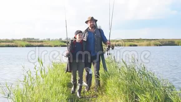 男孩第一次和父亲钓鱼他很好奇想学钓鱼和做饭视频的预览图