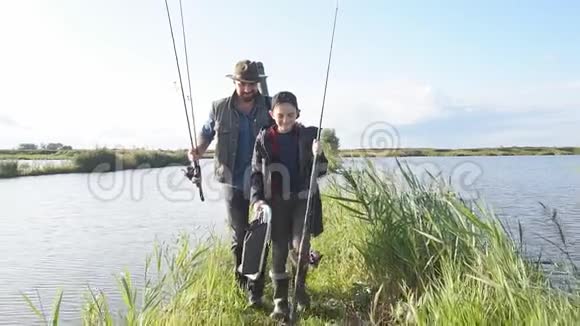 第一个钓鱼的成年父亲和十几岁的儿子视频的预览图