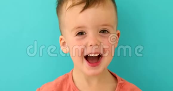 可爱的小男孩用手捂住脸视频的预览图