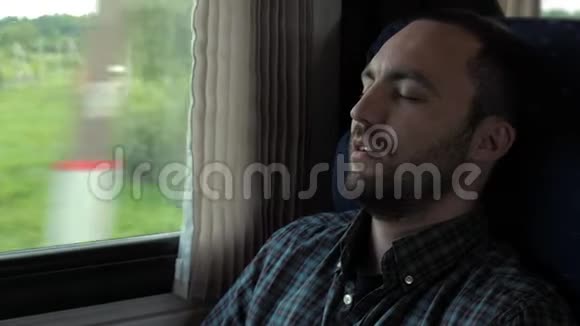 年轻人睡在火车上视频的预览图