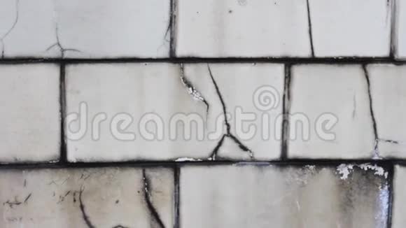 有裂缝的老白砖墙裂纹块视频的预览图