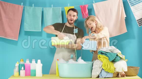 快乐的年轻女人和男人喜欢好的洗涤剂视频的预览图
