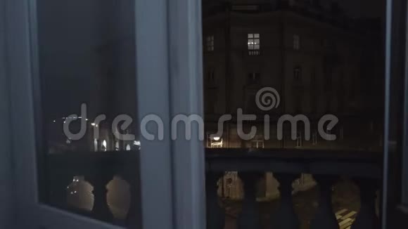 夜城街阳台上的杜莉到房间男人在电脑上写剧本视频的预览图