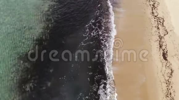 海浪拍打运动渐变海面污染海水的气景视频的预览图
