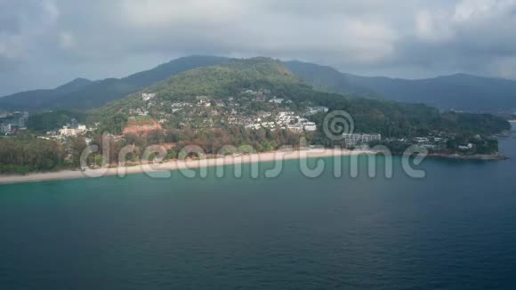 普吉岛苏林海滩热带空无人驾驶飞机景观视频的预览图