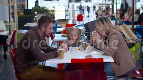 不错的家庭在购物中心吃饭视频的预览图