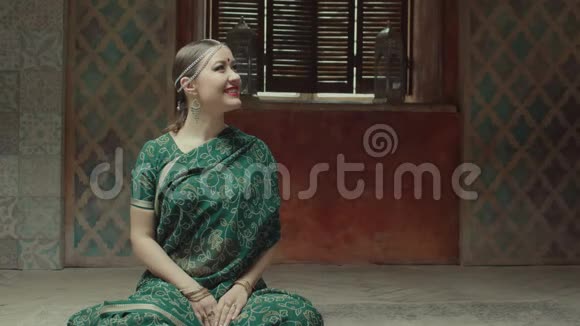 微笑的女人为女客人提供印度食物视频的预览图