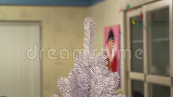 新的现代空白圣诞树从上到下的特写传统的季节装饰视频的预览图
