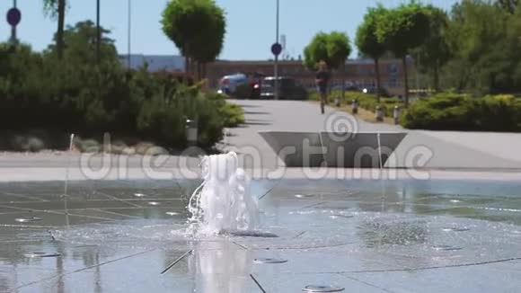 广场上的喷泉从混凝土板下跳动3视频的预览图