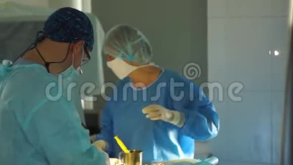 一个人的手术是由一位经验丰富的外科医生进行的视频的预览图