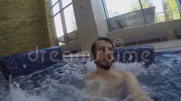 有胡子的家伙在游泳池里泡着泡泡视频的预览图