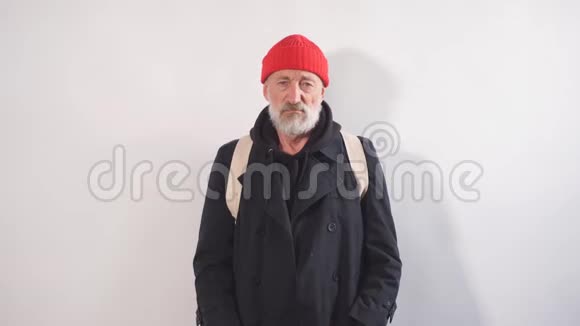 可怜的老人戴着红帽子穿着硬纸板标志视频的预览图