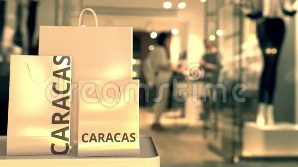 购物袋与加拉加斯标题与模糊的商店入口与委内瑞拉有关的概念三维动画购物视频的预览图