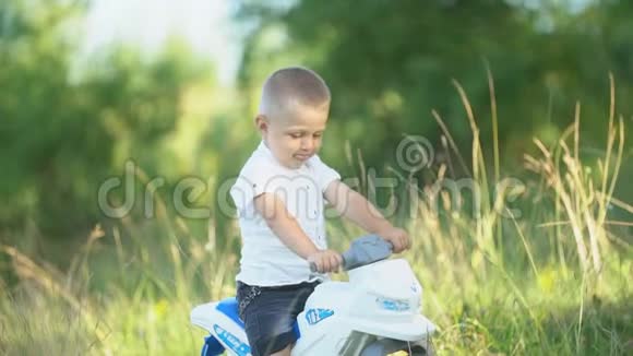 男孩骑着玩具摩托车视频的预览图