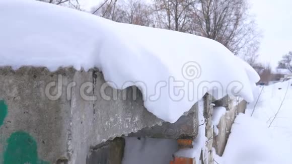 雪危险地悬着雪可能下降或塌陷一堆雪小心视频的预览图