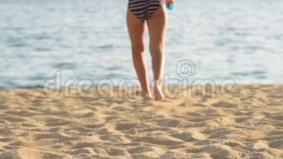 女孩正在阿卡普尔科海滩上奔向大海视频的预览图