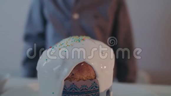 背景模糊孩子用浅糖粉复活节蛋糕视频的预览图