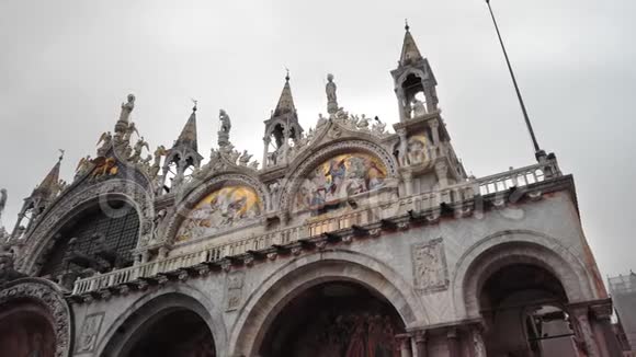意大利威尼斯2019年5月圣马可广场上圣马可大教堂西立面全景秋雨天气视频的预览图