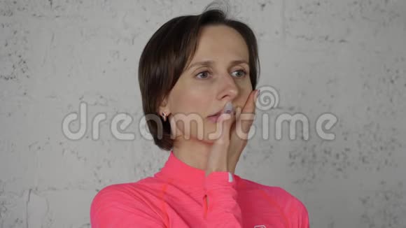 成年女性在面部按摩时保持双颊孕妇做面部体操改善皮肤视频的预览图