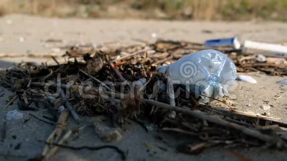 年轻人在沙滩海岸捡塑料垃圾清理地球污染视频的预览图