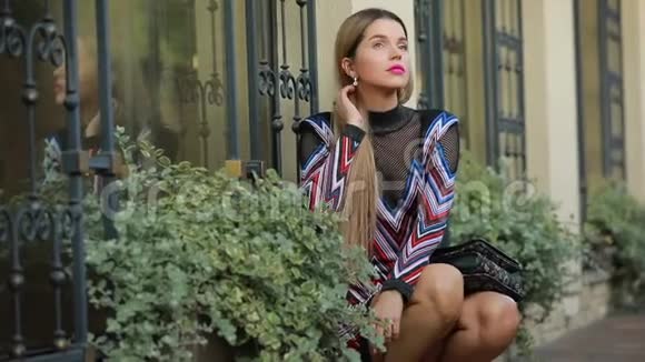 漂亮时尚的豪华女模特坐在大楼外视频的预览图