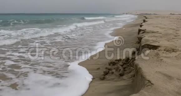 空沙滩上的海浪视频的预览图