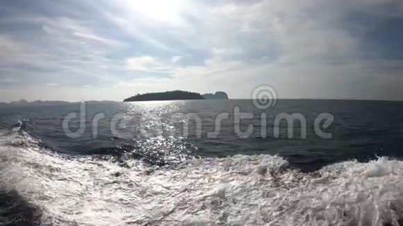 从经过的船只上看到两个岛屿菲什耶景色晴朗的晴天乘船旅行渡船向前移动波浪视频的预览图