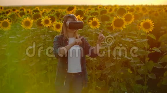 3那女孩在日落时分在大自然中做VR眼镜视频的预览图