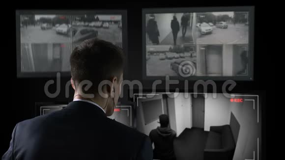 保安观看闭路电视录像报警小偷闯入大楼视频的预览图