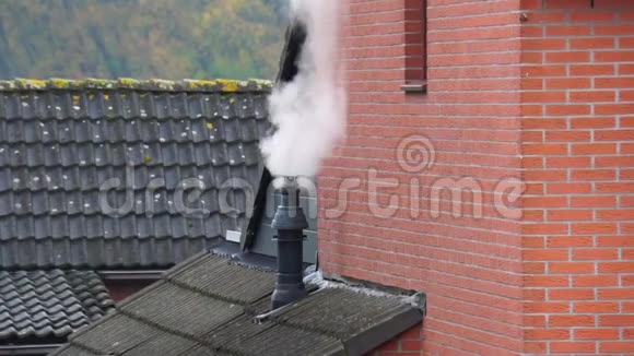 冬天在荷兰屋顶上吸烟使房子暖和起来视频的预览图