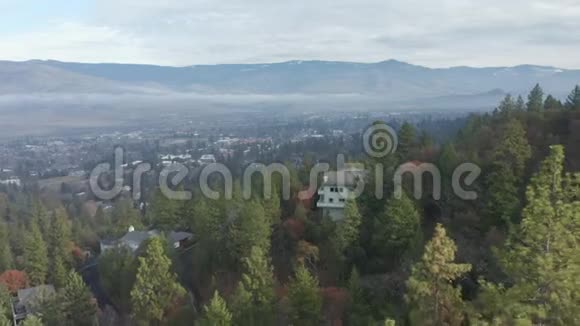 在俄勒冈州阿什兰的山上围绕着一座房子空中向后移动视频的预览图