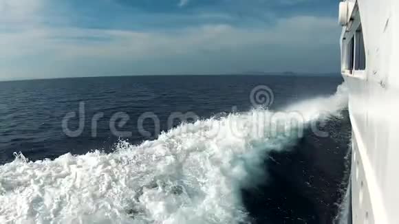 船的左边渡船向前移劈波斩浪视频的预览图