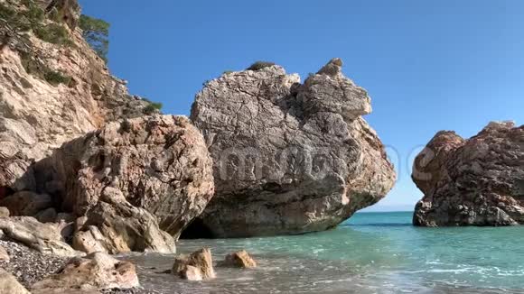 海边的边缘有岩石和大石头视频的预览图
