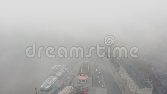 一座雾蒙蒙的城市城市交通鸟瞰图视频的预览图