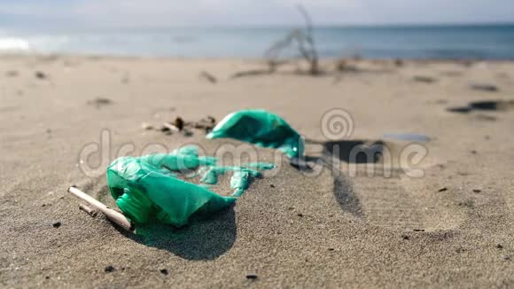年轻人在海边捡塑料垃圾清理生态系统污染视频的预览图