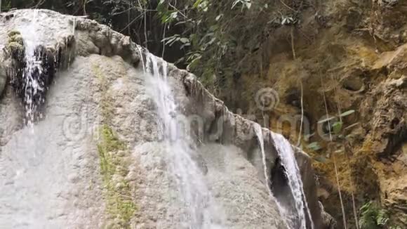 夏季的溪流在岩壁上亚洲的森林瀑布视频的预览图
