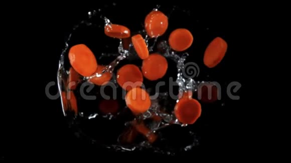 新鲜的胡萝卜随着水的溅起飞起来视频的预览图