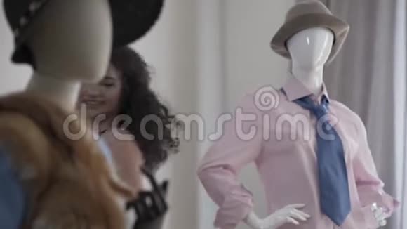 美丽的女孩跳舞与红色标志说出售在独家服装商店现代人体模型附近的女人视频的预览图