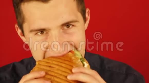 一个人在红色背景下努力吃汉堡视频的预览图