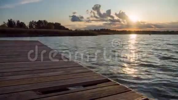 日落于湖面的时间推移视频的预览图