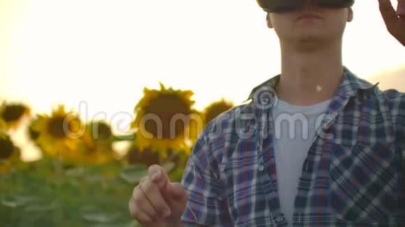 学生在太阳花之间戴着VR眼镜视频的预览图
