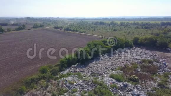 从自卸卡车到达垃圾填埋场的高度射击航空摄影视频的预览图