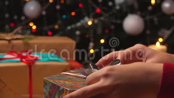 为圣诞节准备包装礼物的手视频的预览图