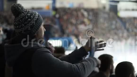 人群曲棍球中的人情绪欢呼近距离球迷观看体育比赛4K视频的预览图