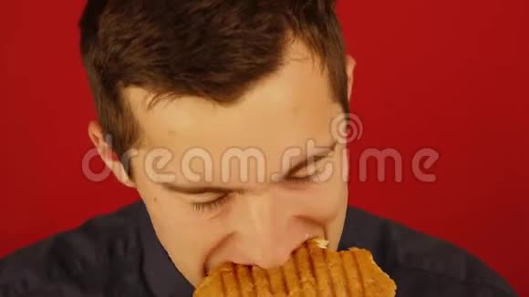 一个人在红色背景下努力吃汉堡视频的预览图