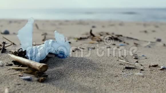 风海海岸的塑料瓶覆盖模糊波背景放大4k视频的预览图