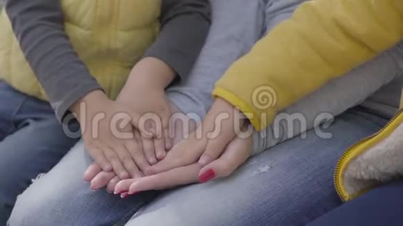 特写幼儿双手与成年女性手掌相互叠放在上面团结一个快乐的高加索人视频的预览图