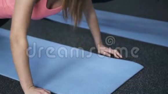 在健身房做俯卧撑的男人和女人视频的预览图