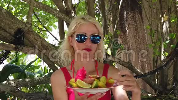 女人吃热带水果视频的预览图
