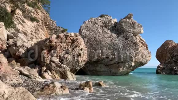 海边的边缘有岩石和大石头视频的预览图